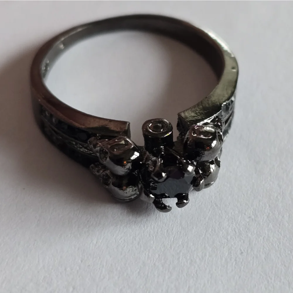 Skull Ring size 9 halloween spooky nine silver tone black faux gem skeleton goth